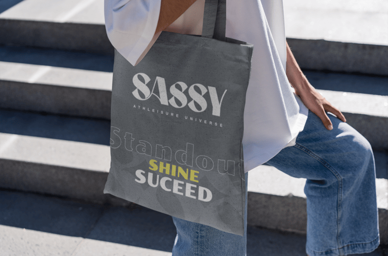 Mockup de una persona sosteniendo una Tote Bag