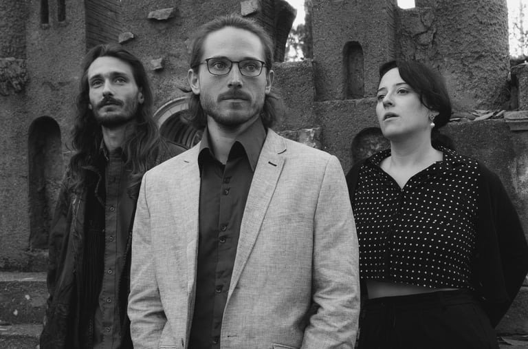 photographie de groupe du trio du jazz Artefact en noir et blanc