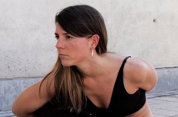 Profesora experta en Navakaraṇa Vinyāsa