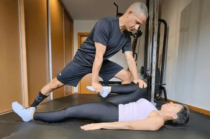 Alongamendo uma aluna com o personal ttrainer em casa na região de Braga