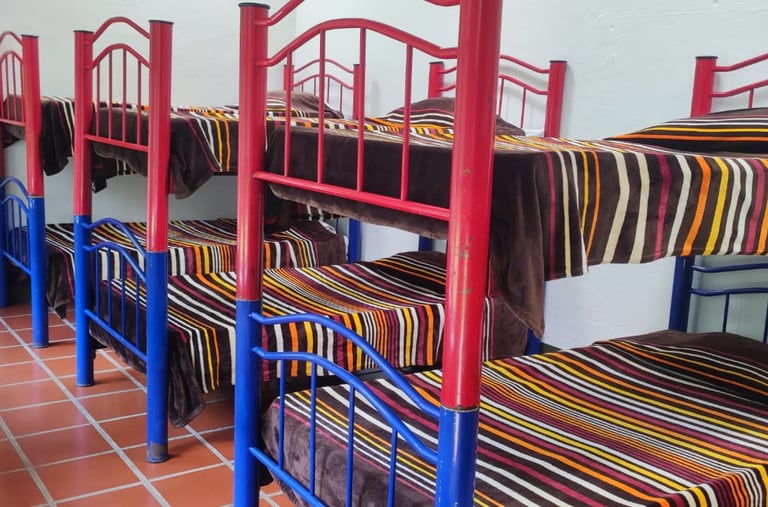 Cuarto para campistas, habitaciones compartidas con todos los servicios.