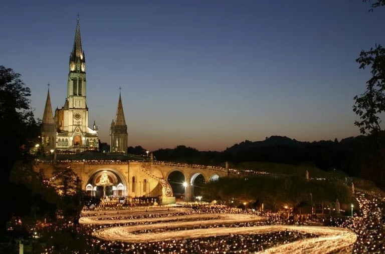 Images du sanctuaire de Lourdes pendant la procession des bougies pendant la procession des bougies