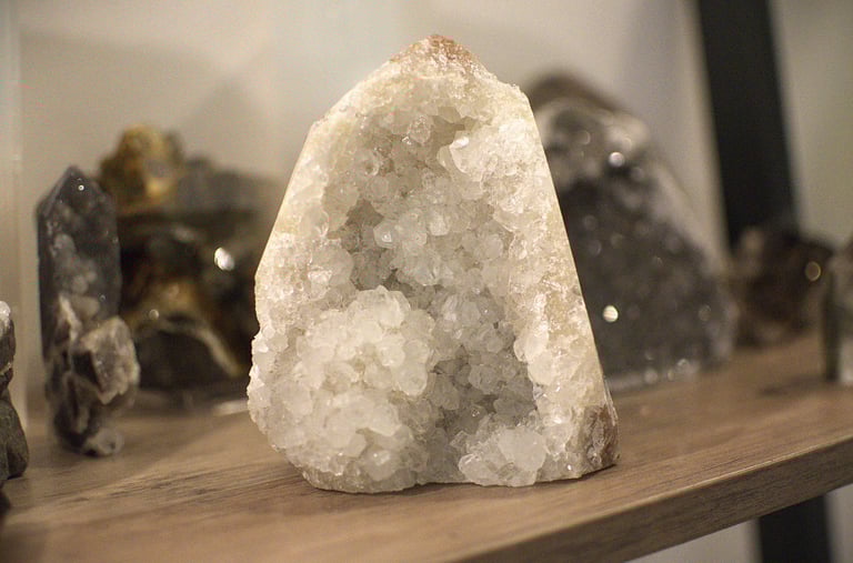 White Quartz geode kg