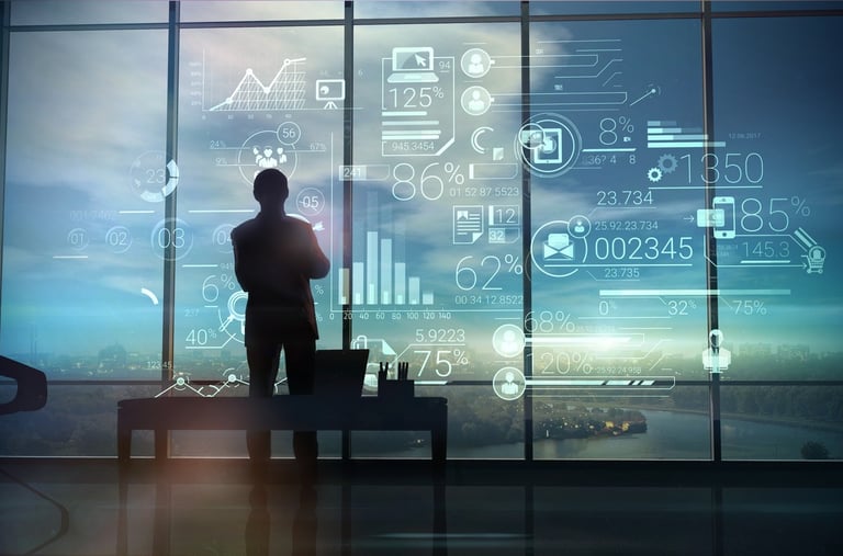 Person vor Fenster mit Stadtblick und digitalen Datenvisualisierungen.
