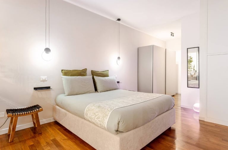 Camera da letto con guardaroba casa vacanza a Pesaro