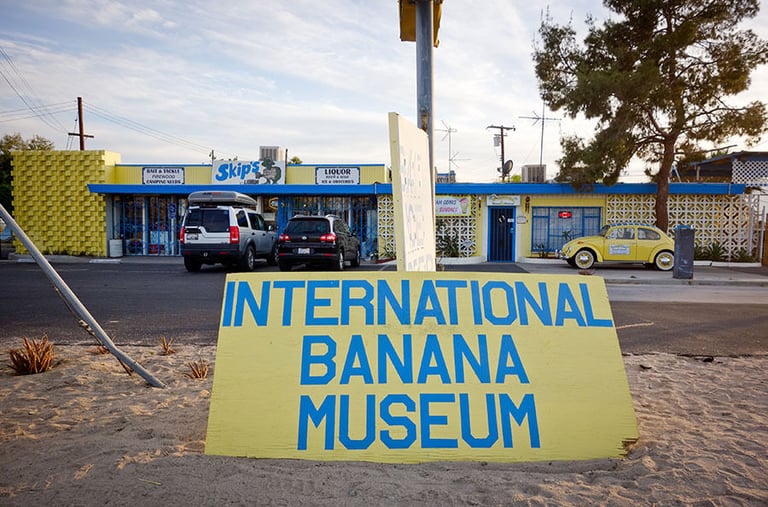 a sign that says international banishing banishing museum