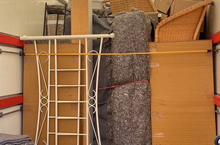 Déménageurs plaçant un canapé dans une camionnette