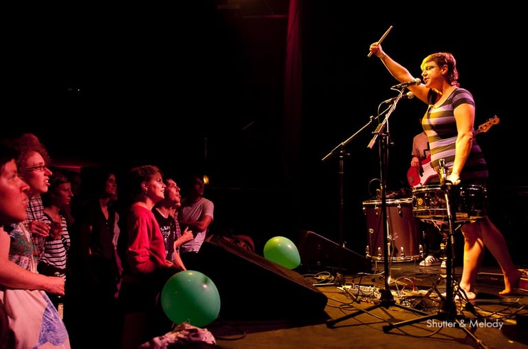 Tune Yards auf der Bühne im Festaal Kreuzberg.