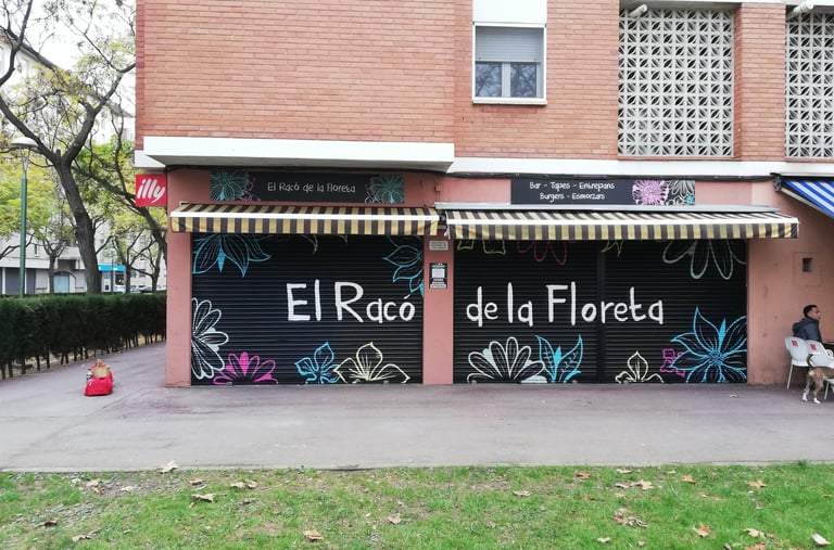 graffiti en cierre metálico de supermercado publicidad pintura decorativa