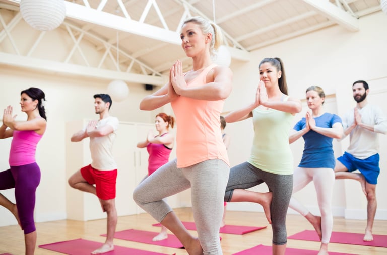 femmes et hommes en séance de gym douce et sophrologie en pleine forme
