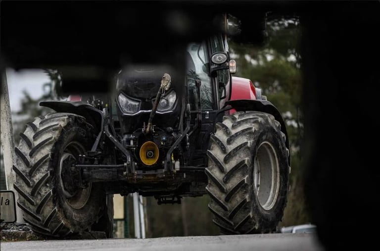 Près de Toulouse, des agriculteurs bloquent l’autoroute A64 pour une durée indéterminée