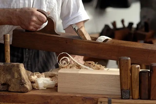charpentier utilisant un rabot