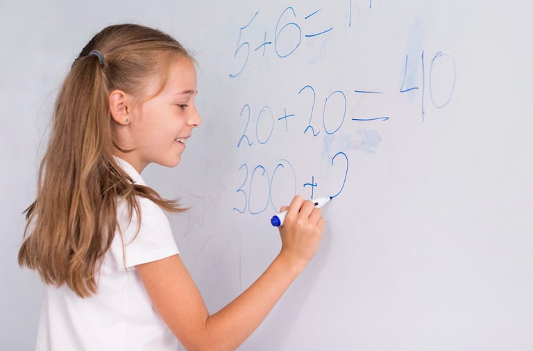 Učenka rešuje matematičen primer na tabli