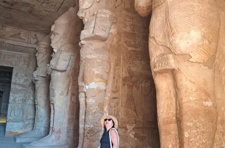 Turistas brasileiros com guia Hadi visitando o Templo de abusimbel em Aswan