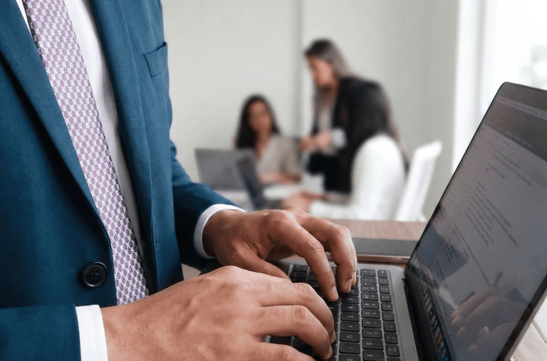 Advogado revisando contrato em reunião de consultoria preventiva
