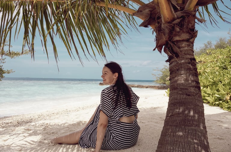 Reisefotografie Malediven: Jana von Lebensmomente fotografiertgenießt einen Moment am Strand.