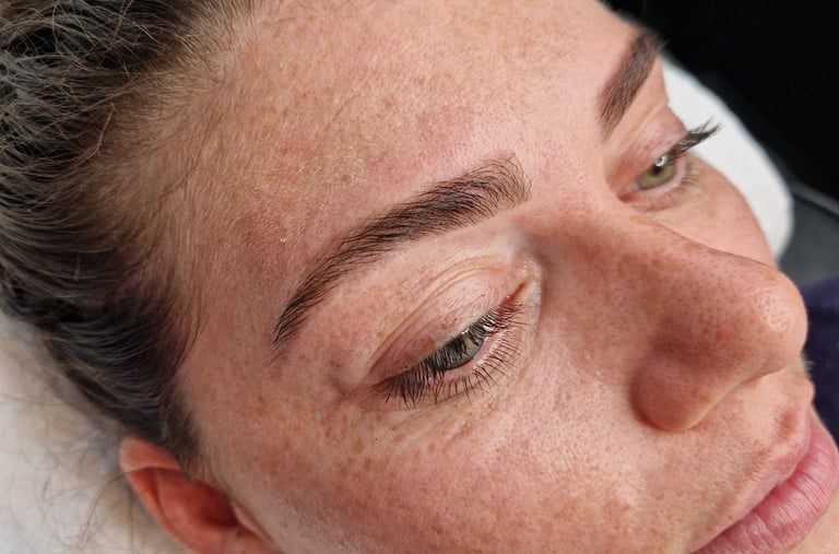 Restructuration des sourcils au fil avec teinture 