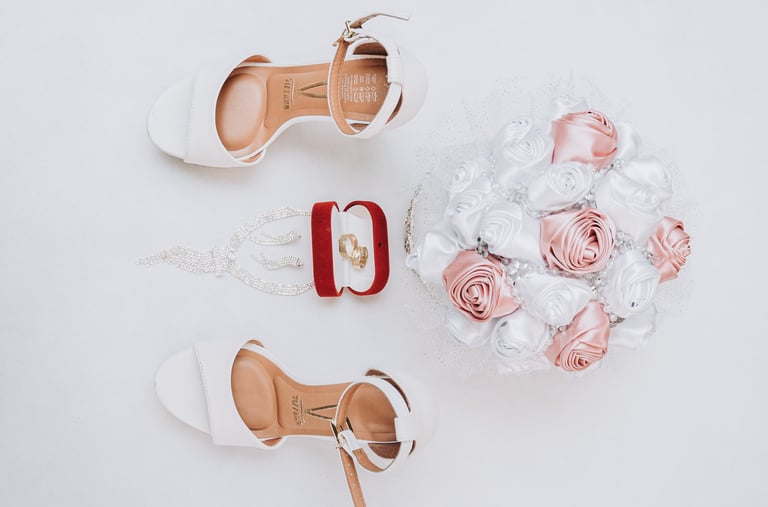 Detalles de novia: zapatos, anillos y ramo en Quito. Fotografía documental premium.