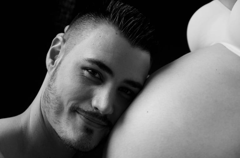 photo de grossesse avec le portrait du futur papa posant sa tête sur le ventre fond noir