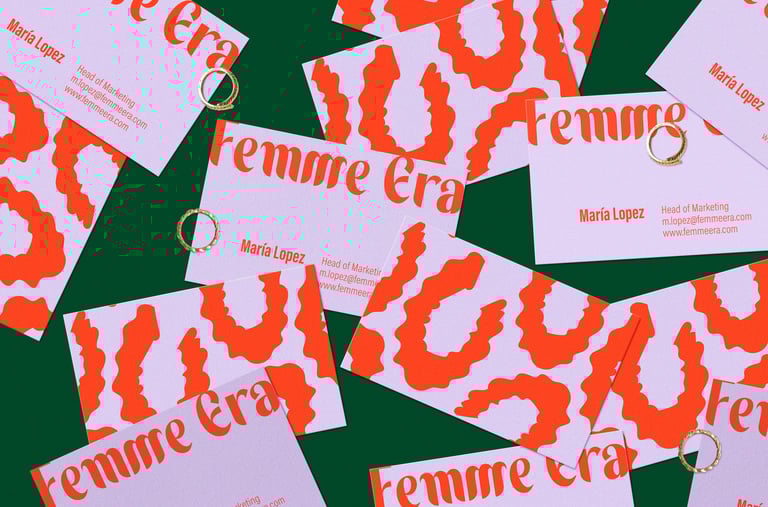 Diseño de las tarjetas de visita de Femme Era, mostrando el logotipo y la identidad visual de la marca.