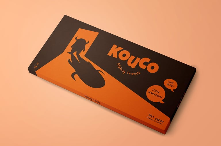 Empaque colorido de las chocolatinas Kouco, mostrando ilustraciones del personaje