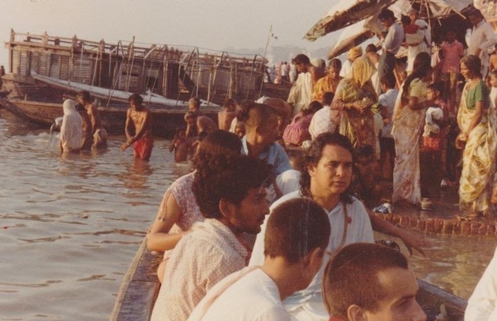 Babaji al bagno al fiume sacro
