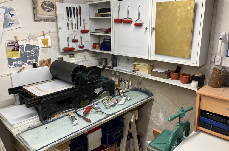 Photographie d'atelier de graveur. 