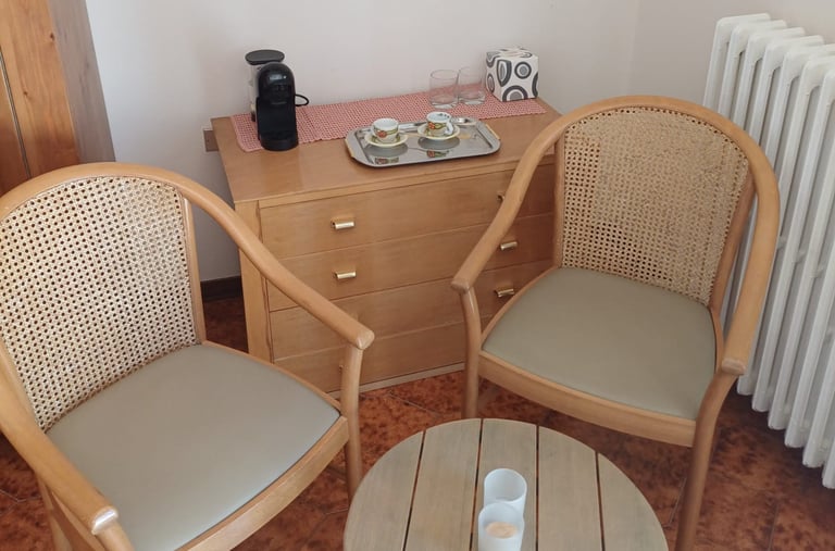 Dettaglio accoglienza in camera con macchina del caffè e colazione per gli ospiti.