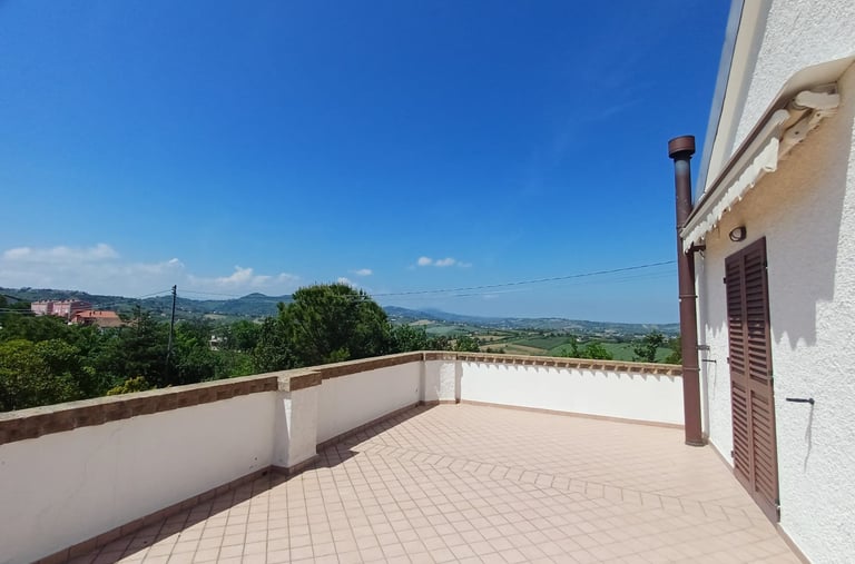 Balcone panoramico con vista sulle colline romagnole e borghi medievali.