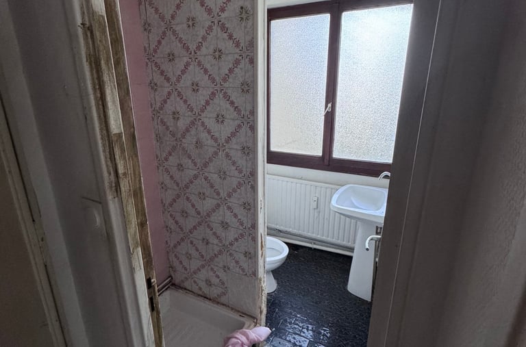 Salle de bain dans l'état avant travaux et démolition