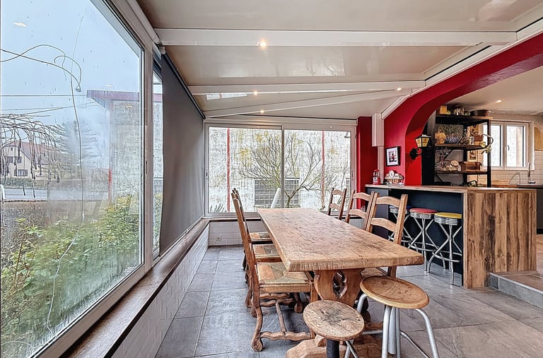 salle à manger actuel dans la véranda