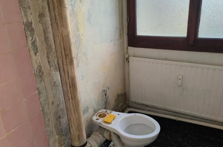 salle de bain en cours de démolition