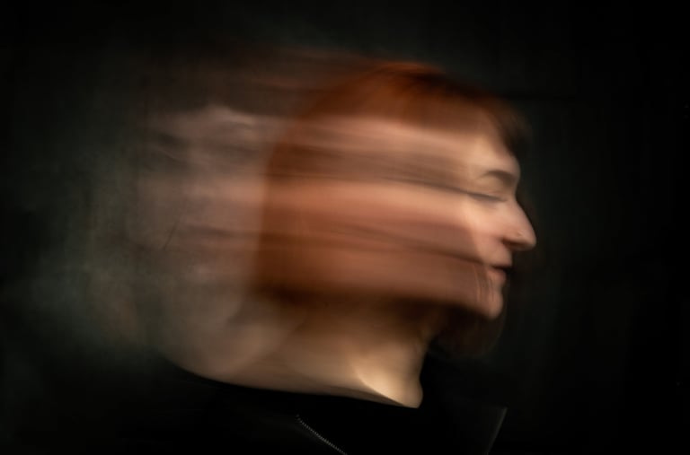 une photo portrait artistique en pose longue d'une femme