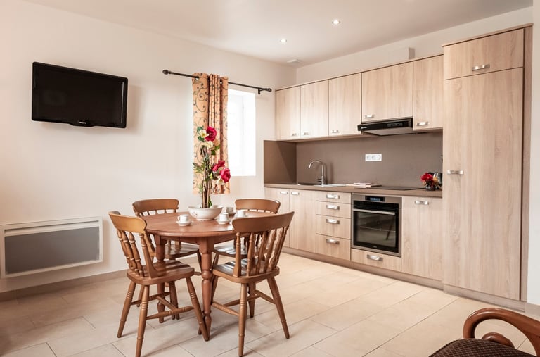 Cuisine moderne et lumineuse dans un appartement
