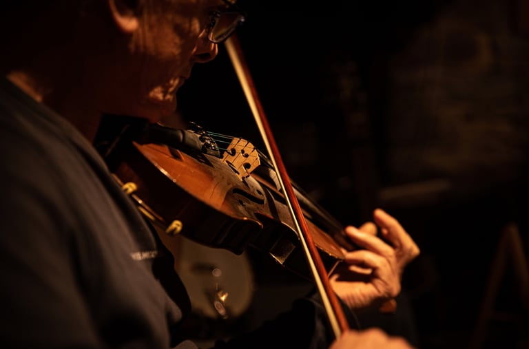 Photographie portrait artistique d'un homme jouant du violon
