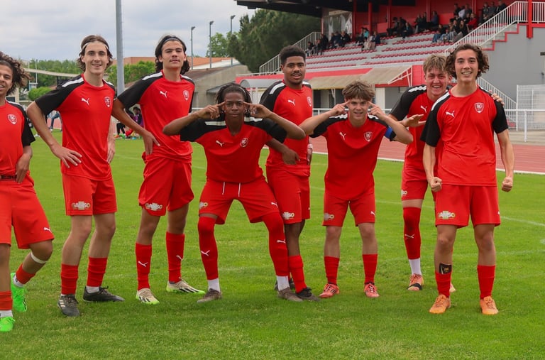 un groupe de joueurs de football posant pour une photo