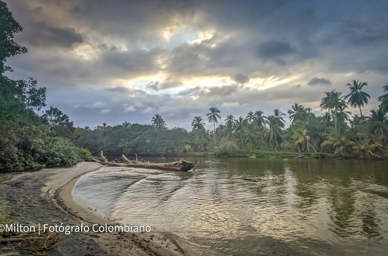 atardecer en el río san salvador cerca de palomino, la guajira