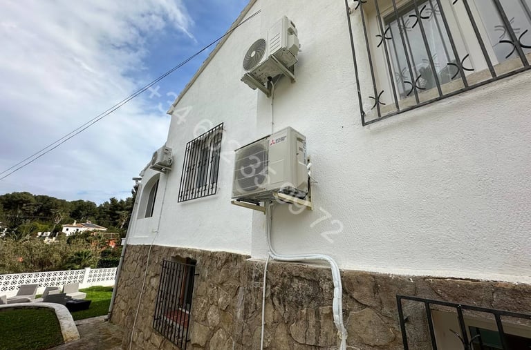 Air conditioner installer