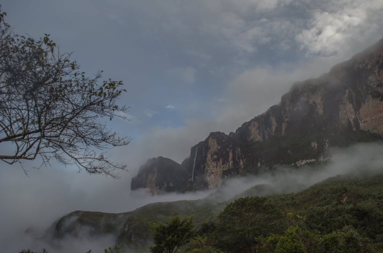 Amanecer desde el campamento Base del Tepuy Roraima