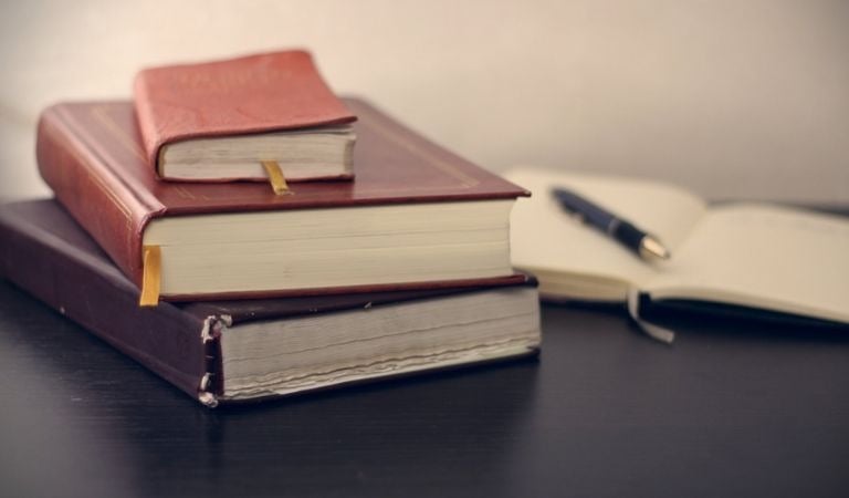 des livres et un carnet de notes sur un bureau