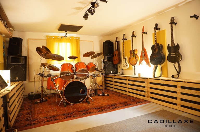 a drum kit with a drum set up in a room salle u Cadillaxe studio