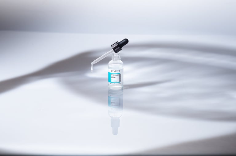 Fotomntaje más edición de un de serum de niacinamida de ejemplo.