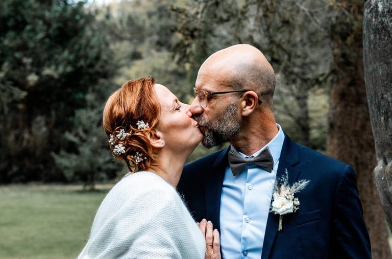 Un couple de mariés s'embrassant