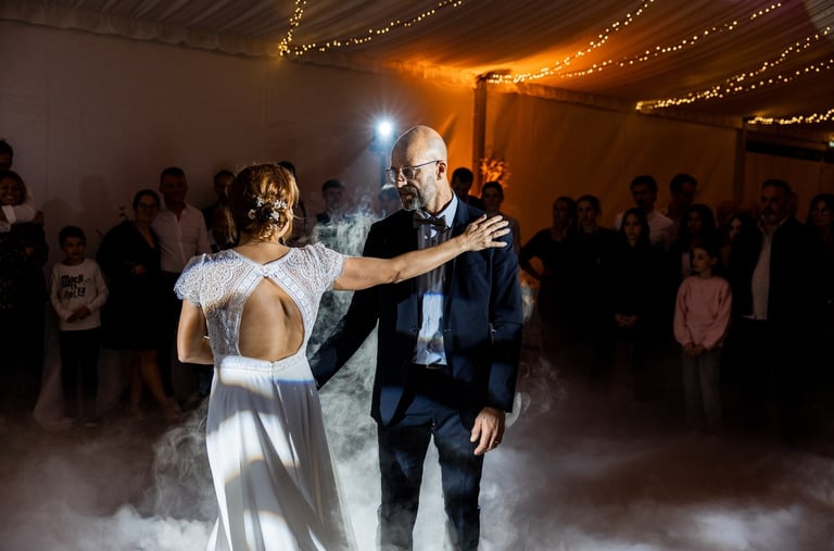 Un couple de mariés sur la piste de danse