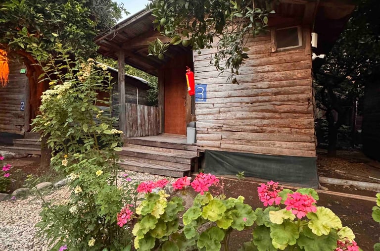 Kakule Evleri Olympos odaları; ahşap iç tasarımlı konforlu yatak odası, özel banyolu
