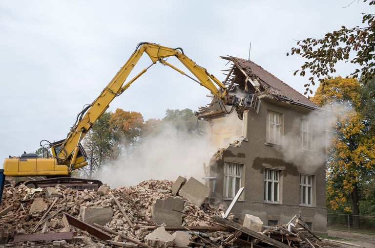 Bagger reißt Gebäudeteil bei Abbrucharbeiten ein