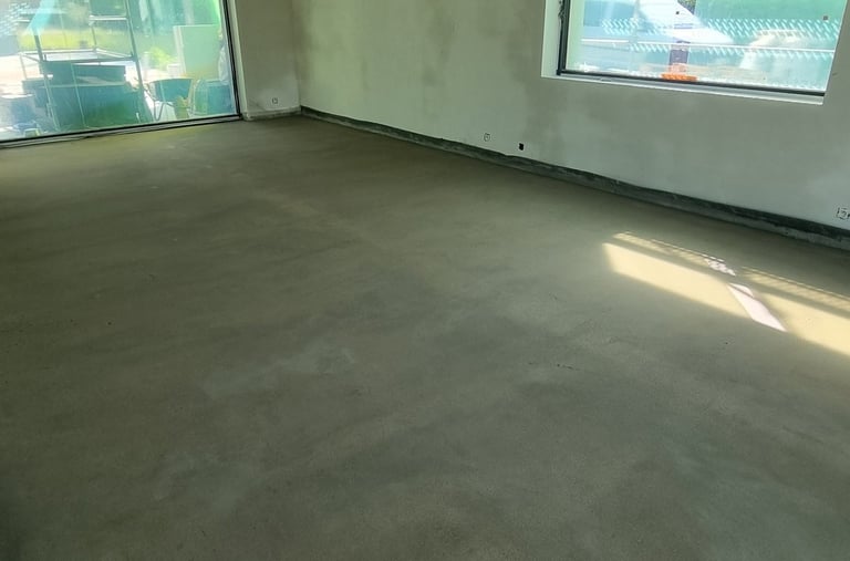 Bouwwerkzaamheden – het gieten van de chape-vloer.