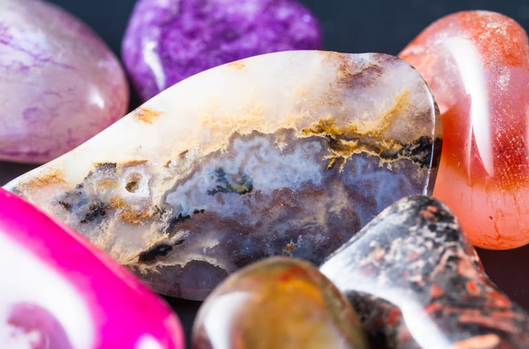 Gemas pulidas de ágata y amatista que muestran patrones naturales de cristal de cuarzo.