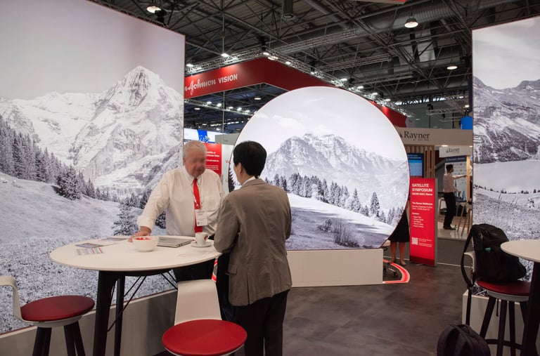 Messestand-Panels mit Schweizer Bergmotiven auf einer Fachmesse.