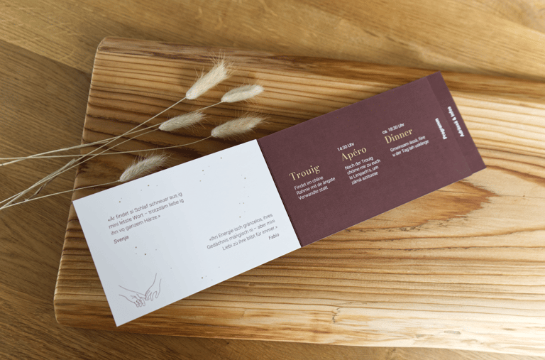 Mehrseitige Hochzeitseinladung mit unterschiedlich langen Seiten und Goldfolien.
